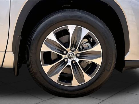 Used 2023 Toyota Highlander XLE image 11