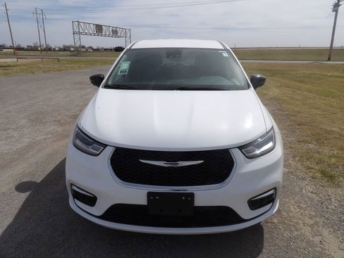 Used 2024 Chrysler Pacifica Touring-L image 3