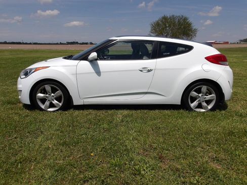 Used 2013 Hyundai Veloster w/ Tech Pkg FWD image 11