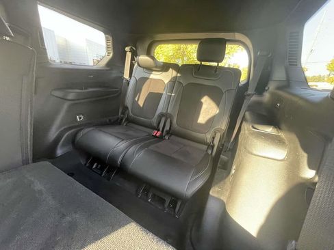 Used 2023 Jeep Grand Cherokee L Laredo image 11