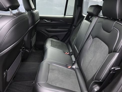 Used 2025 Jeep Grand Cherokee Altitude image 10