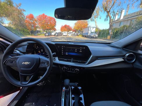 Used 2025 Chevrolet Trax LT image 31