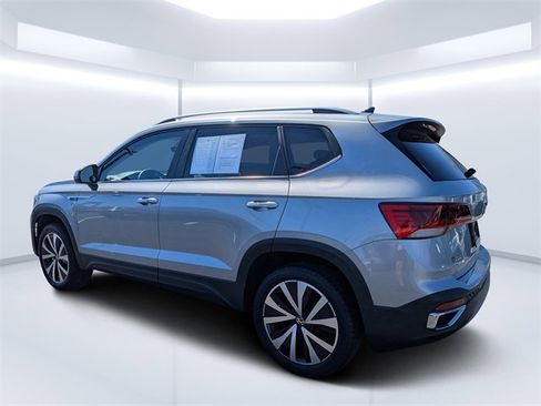 Certified 2024 Volkswagen Taos SE image 4