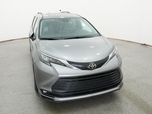 New 2026 Toyota Sienna XLE image 17