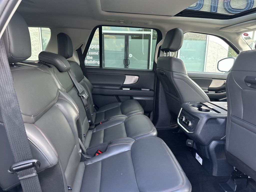 Used 2025 Ford Expedition Active AWD/4WD image 13