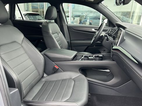 Certified 2025 Volkswagen Atlas Cross Sport SEL image 28