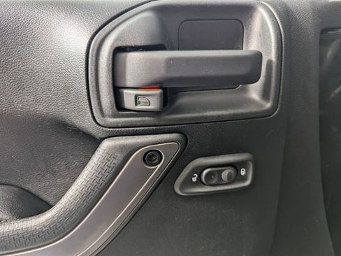 Used 2018 Jeep Wrangler Unlimited Sahara image 14