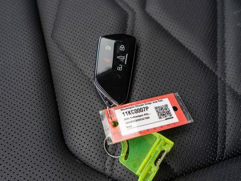 Used 2025 Volkswagen Atlas SE image 31