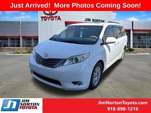 Used 2012 Toyota Sienna XLE w/ XLE Navigation Pkg FWD image 2