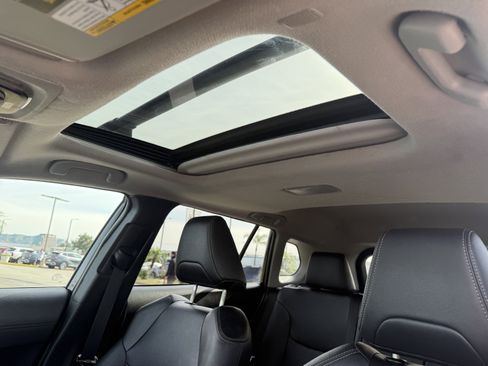 Used 2022 Toyota Corolla Cross XLE w/ Convenience Package image 17