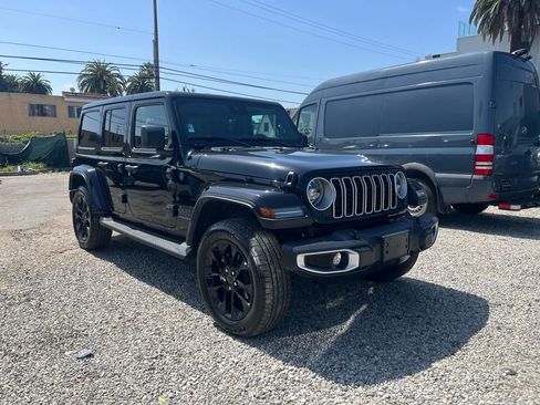 Used 2025 Jeep Wrangler Unlimited Sahara image 3