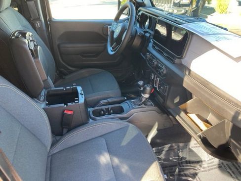 Used 2024 Jeep Wrangler Unlimited image 20