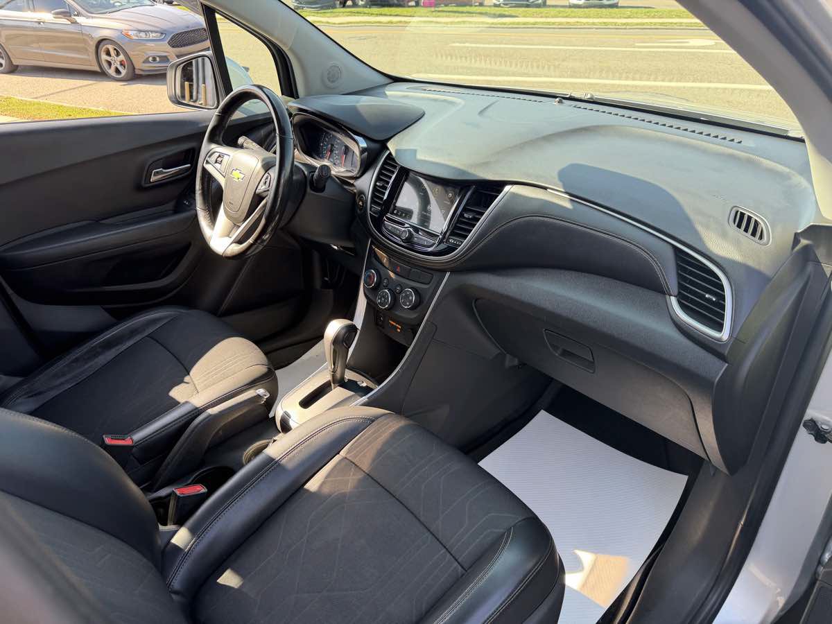 Used 2019 Chevrolet Trax LT w/ LT Convenience Package AWD/4WD image 19