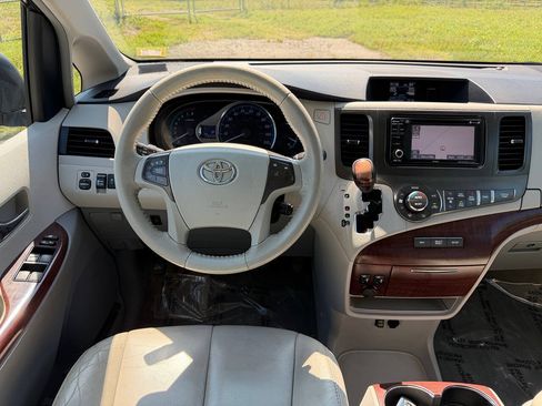 Used 2014 Toyota Sienna XLE AWD/4WD image 18