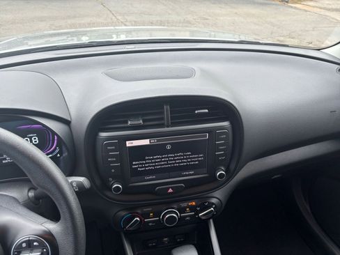 Used 2025 Kia Soul LX w/ LX Technology Package FWD image 17