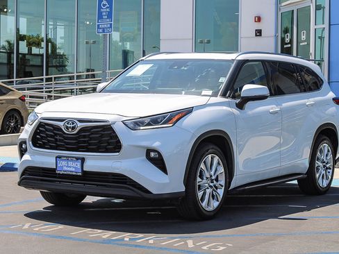 Used 2023 Toyota Highlander Limited FWD image 3