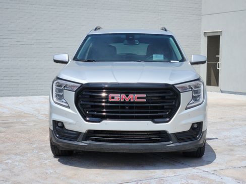 Used 2022 GMC Terrain SLT w/ Tech Package FWD image 3