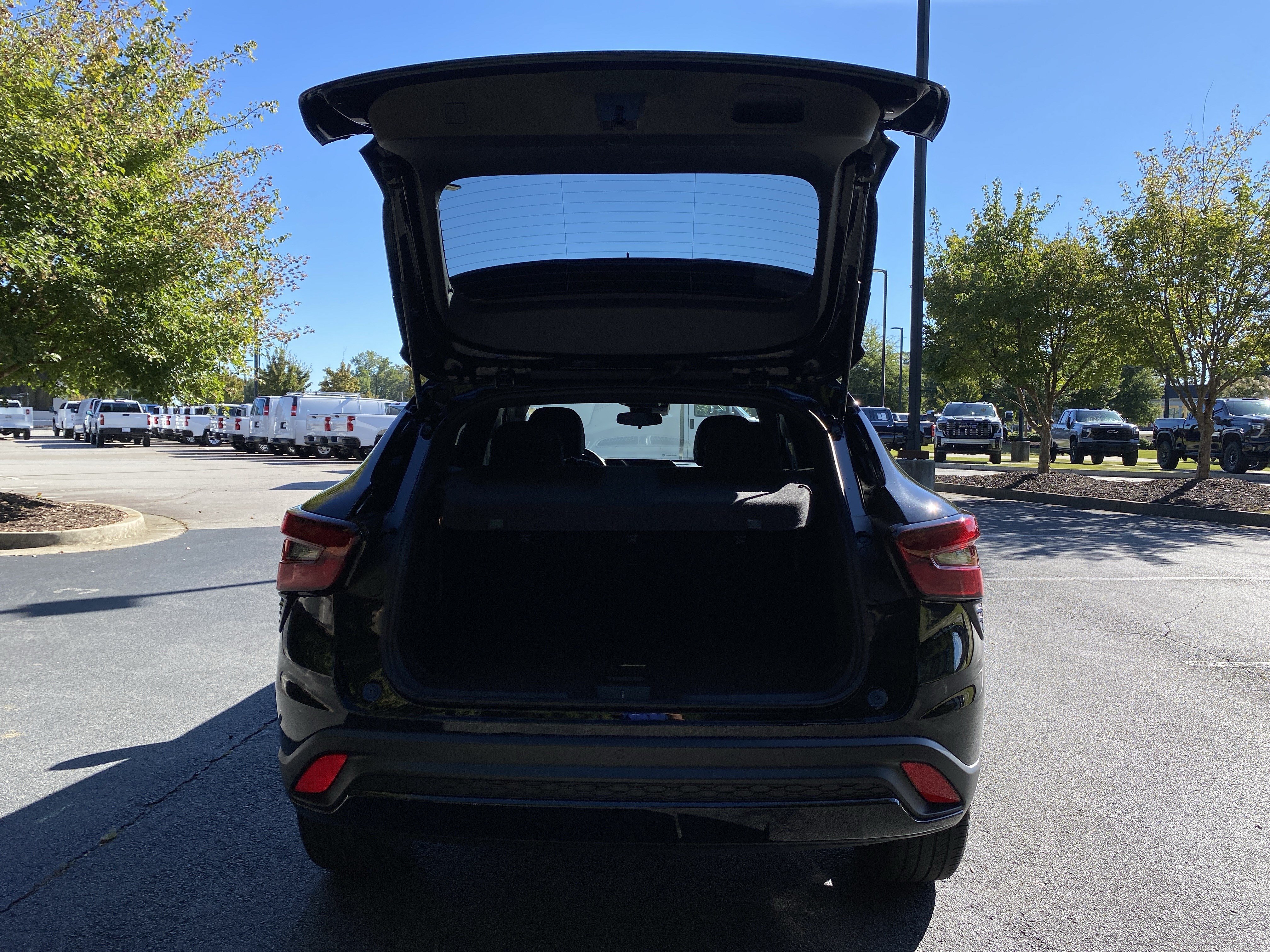 Used 2025 Chevrolet Trax RS w/ Sunroof Package FWD image 11