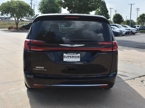 Used 2024 Chrysler Pacifica Touring-L FWD image 6