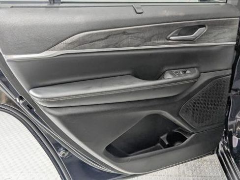 Used 2023 Jeep Grand Cherokee L Limited w/ Luxury Tech Group II image 12