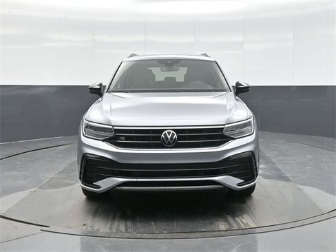 Used 2024 Volkswagen Tiguan SE R-Line image 2