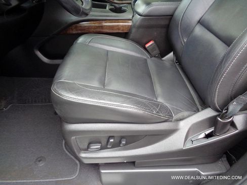 Used 2020 Chevrolet Suburban LT image 8