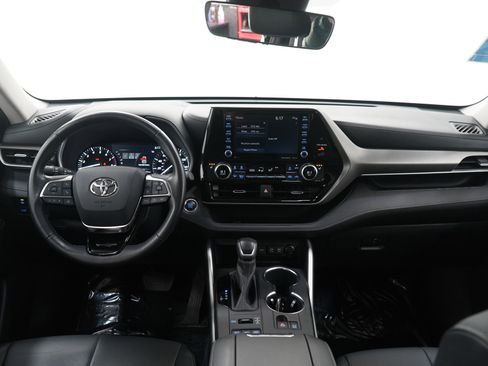Used 2020 Toyota Highlander XLE image 17