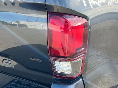 Used 2018 Toyota Tacoma TRD Sport w/ Technology Package AWD/4WD image 18