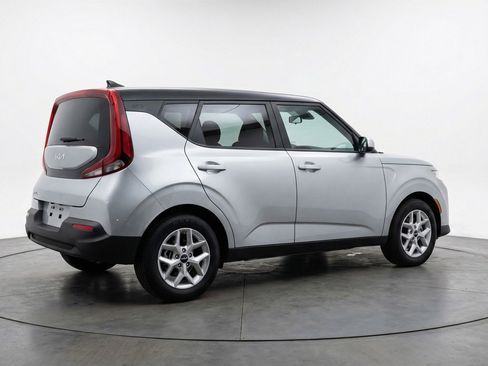 Used 2025 Kia Soul LX w/ LX Technology Package FWD image 9