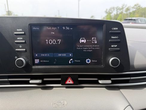 Used 2023 Hyundai Elantra SE w/ Preferred Accessory Package image 18