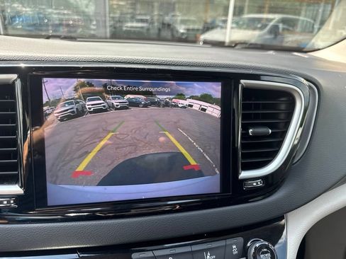 Used 2024 Chrysler Pacifica Touring-L FWD image 17
