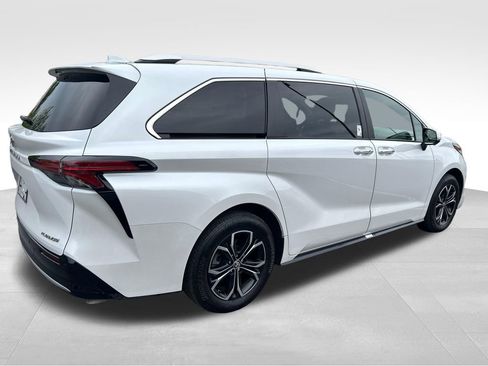 Certified 2025 Toyota Sienna Platinum AWD/4WD image 5