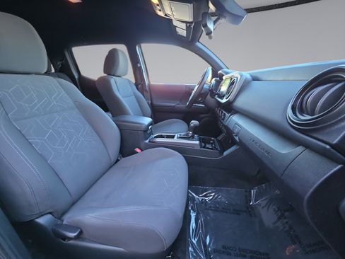 Used 2018 Toyota Tacoma TRD Sport w/ Technology Package AWD/4WD image 34