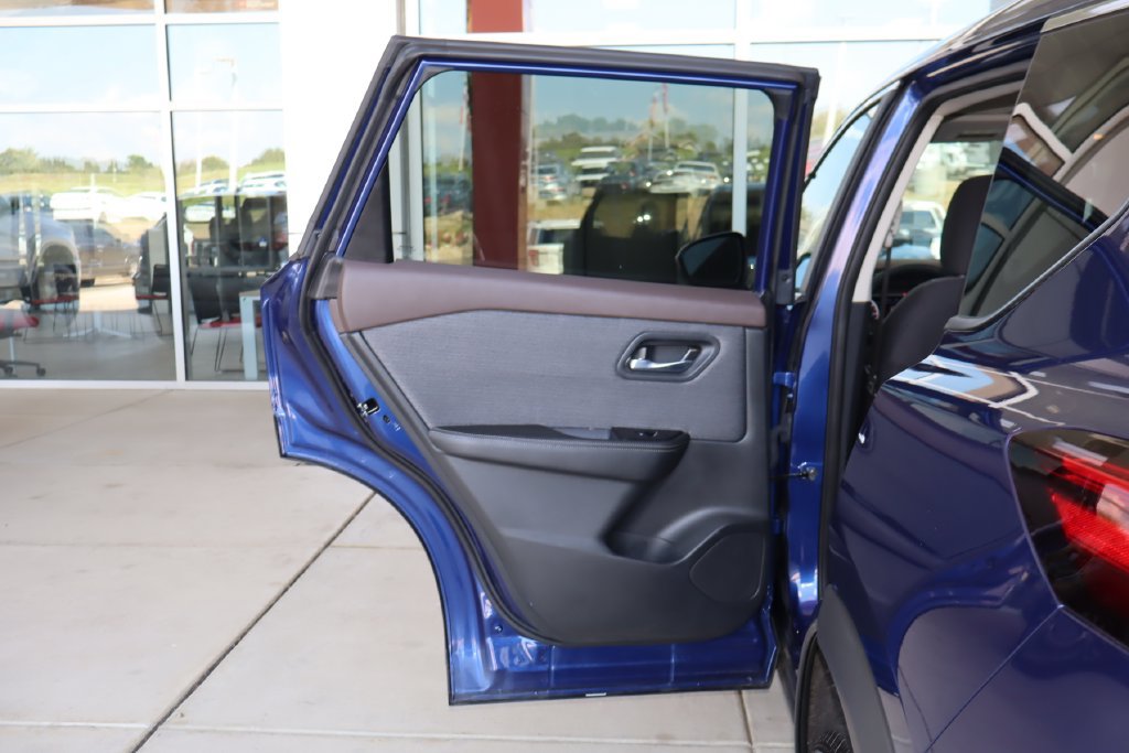 Used 2023 Nissan Rogue SV AWD/4WD image 32