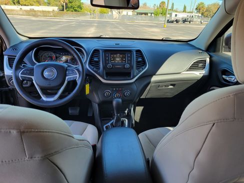 Used 2016 Jeep Cherokee Sport image 11