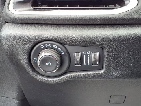 Used 2025 Chrysler Pacifica Select FWD image 21