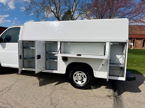 Used 2017 Chevrolet Express 3500 image 23