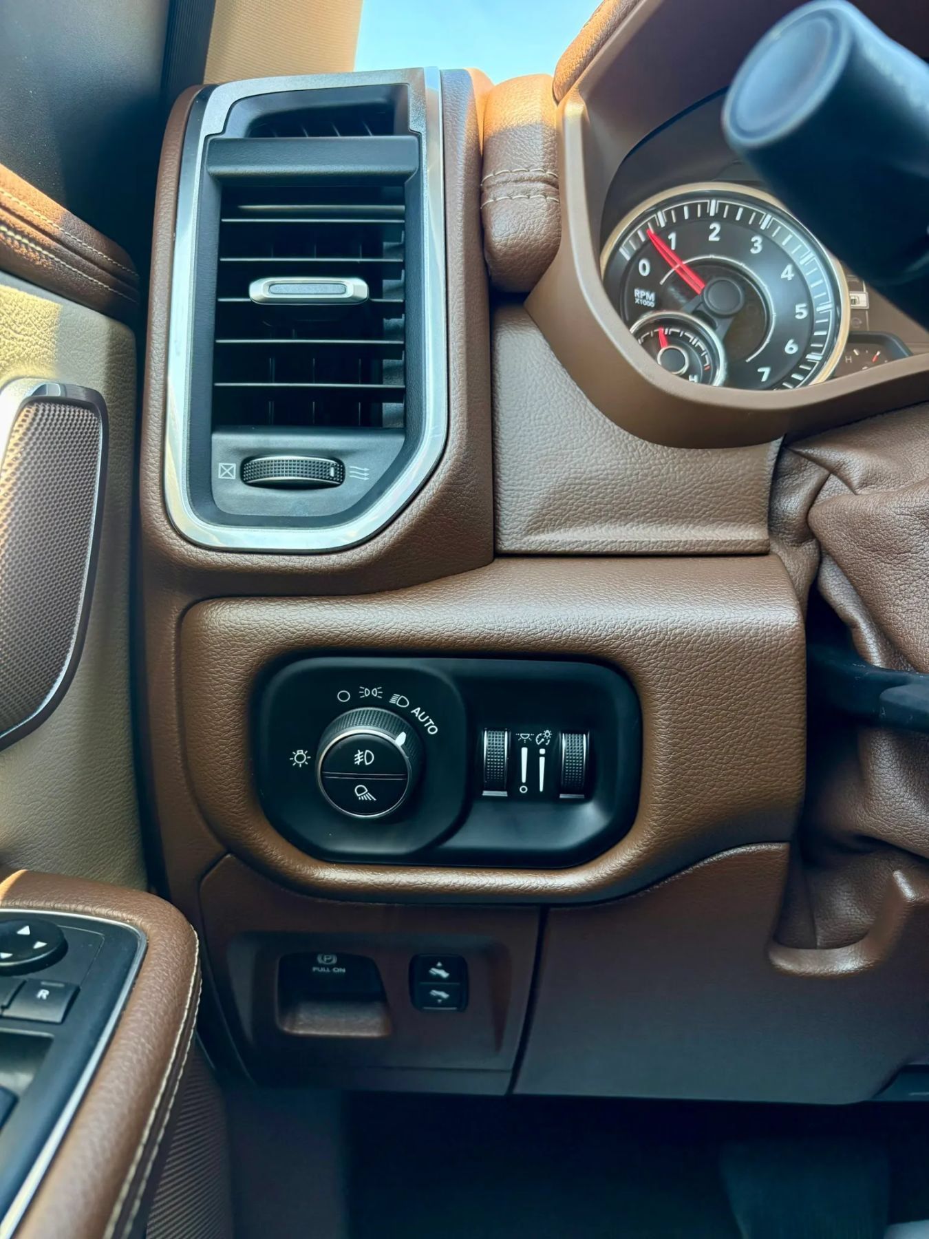 Used 2019 RAM 1500 Laramie AWD/4WD image 34