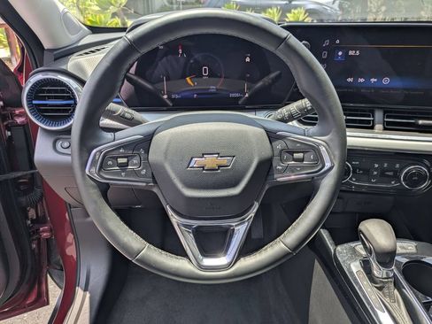 Used 2025 Chevrolet Trax LT w/ LT Convenience Package FWD image 18