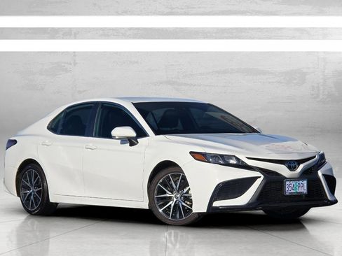 Used 2024 Toyota Camry SE image 2