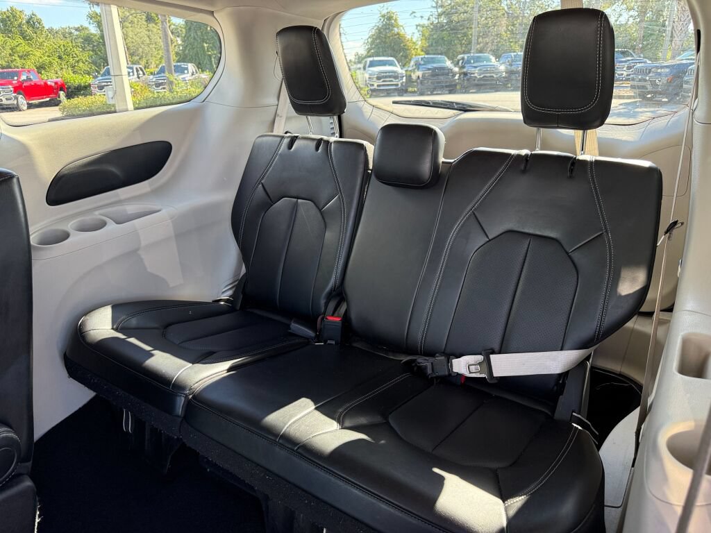 Used 2024 Chrysler Pacifica Touring-L FWD image 11