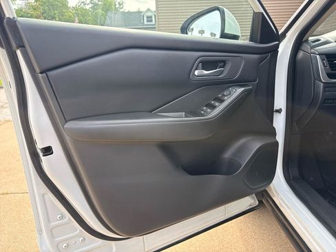 Used 2025 Nissan Rogue SV AWD/4WD image 12