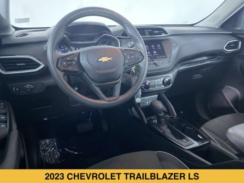 Certified 2023 Chevrolet TrailBlazer LS FWD image 2