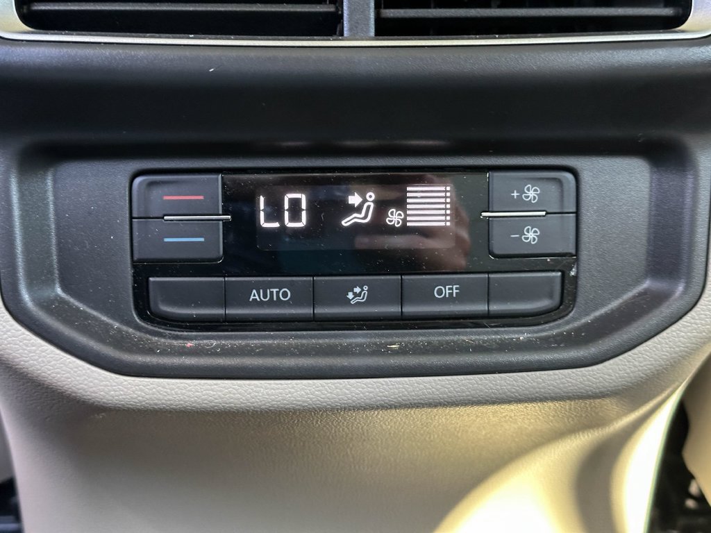 Used 2024 Volkswagen Atlas SE w/ Panoramic Sunroof Package FWD image 22