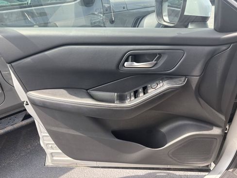 Used 2025 Nissan Rogue SV FWD image 3