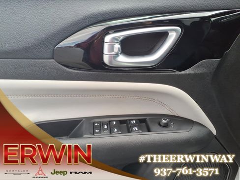 Certified 2025 Jeep Compass Limited AWD/4WD image 11