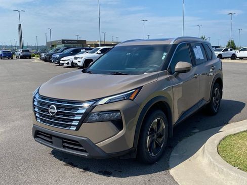 Used 2024 Nissan Rogue SV w/ SV Premium Package AWD/4WD image 3