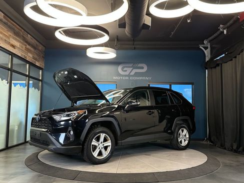 Used 2021 Toyota RAV4 XLE w/ XLE Grade Weather Package AWD/4WD image 23