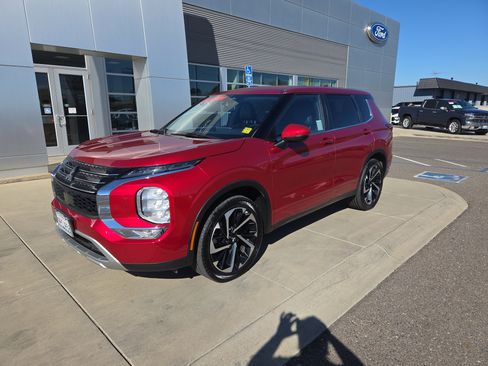 Used 2023 Mitsubishi Outlander SE image 1