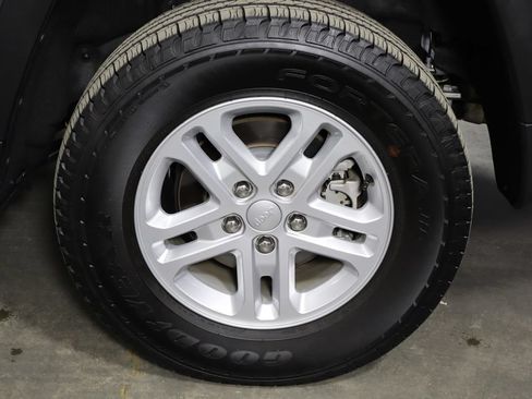 Used 2025 Jeep Grand Cherokee Laredo RWD image 41